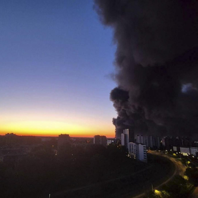 Jedan od najvećih šoping centara u Varšavi progutao je plamen