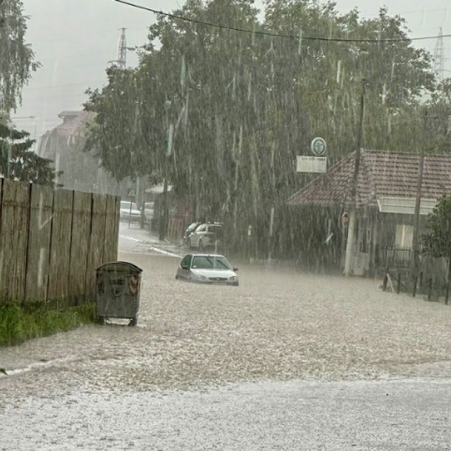 Područje Užica pogodila je poplava, a snažne bujice nosile su i automobile