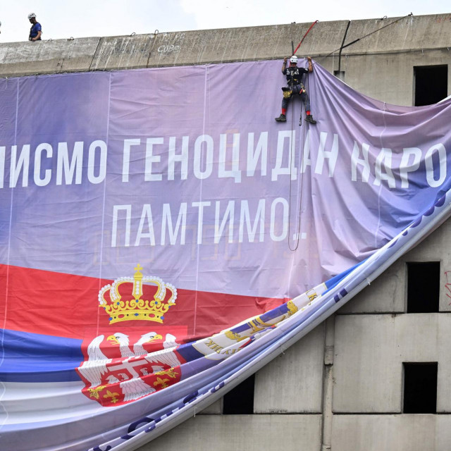 Trasnparent u Beogradu: ‘Mi nismo genocidan narod‘