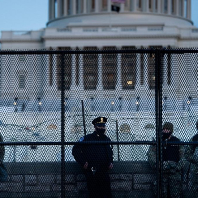 Policija ispred Kapitola (arhivska fotografija)