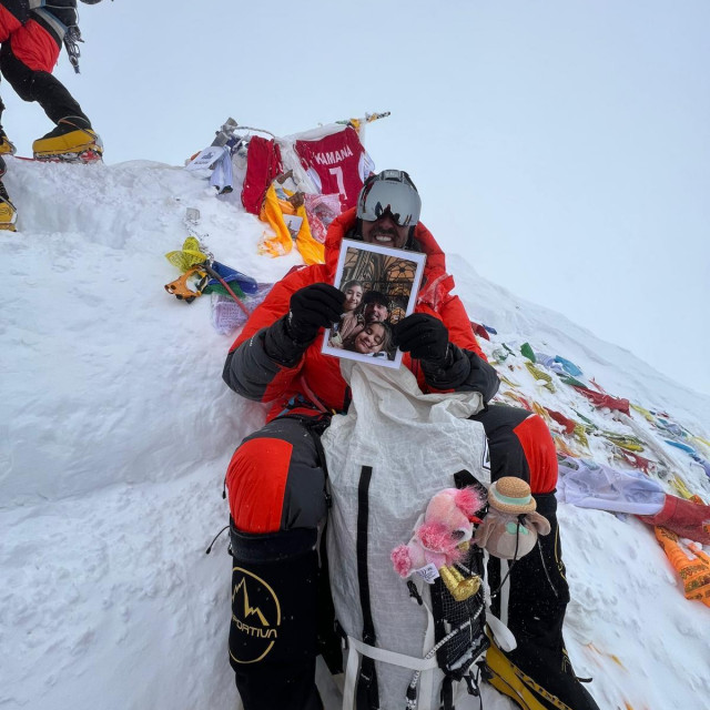 Na Mount Everestu sa zastavom i plišanim igračkama pticom Trepkom i Srećkom, koje su mu dale kćerke da ga čuvaju za uspona