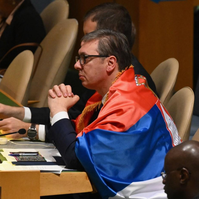 Aleksandar Vučić ogrnut srpskom zastavom na sjednici Opće skupštine UN-a