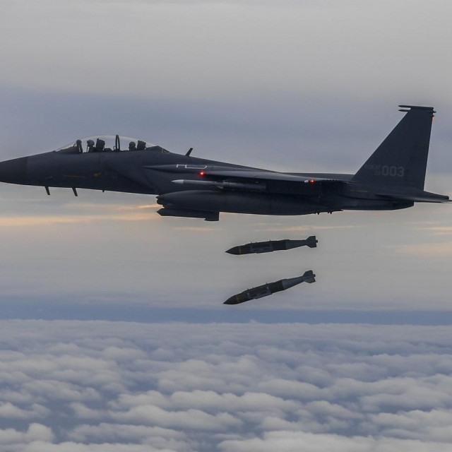 Ilustracija, južnokorejski borbeni avion F-15K Slam Eagle izbacuje JDAM bombe