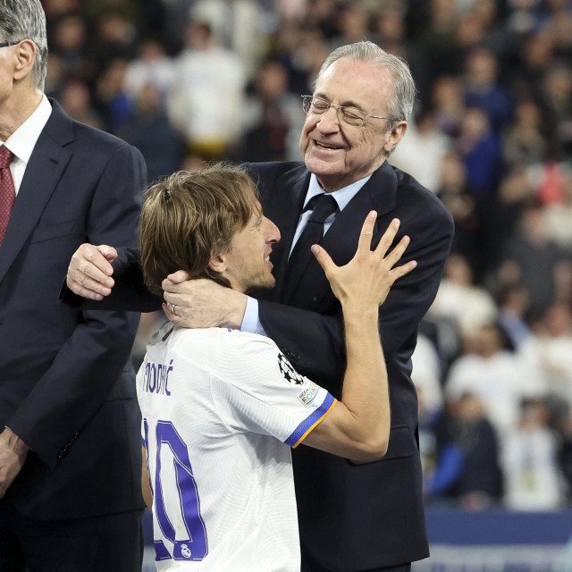 Modrić i Perez u zagrljaju