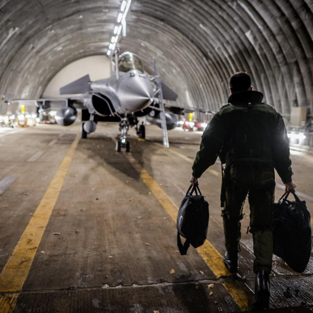 Pilot borbenog aviona Rafale priprema svoju letjelicu prije odlaska u misiju zaštite zračnog prostora baltičkih država