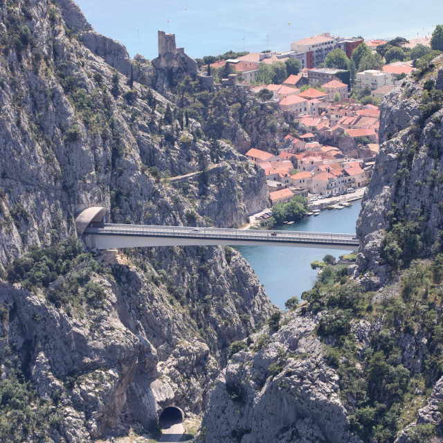 Panoramska fotografija novootvorene omiške obilaznice, mosta i pristupnih cesta