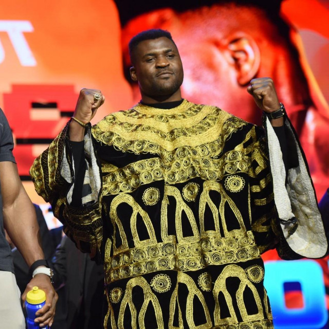 Anthony Joshua (lijevo) i Francis Ngannou (desno)