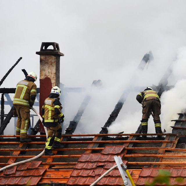 Gašenje požara na kući u Karlovcu