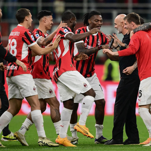 AC Milan‘s Italian coach Stefano Pioli (2nd R) is celebrated by AC Milan�s players at the end of the Italian Serie A football match between AC Milan and Salernitana at San Siro Stadium, in Milan on May 25, 2024. (Photo by MARCO BERTORELLO/AFP)