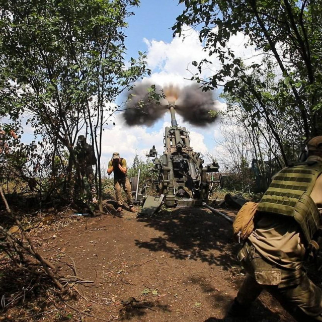 Ukrajinski vojnici ispaljuju projektile iz haubice M777 u regiji Harkiv