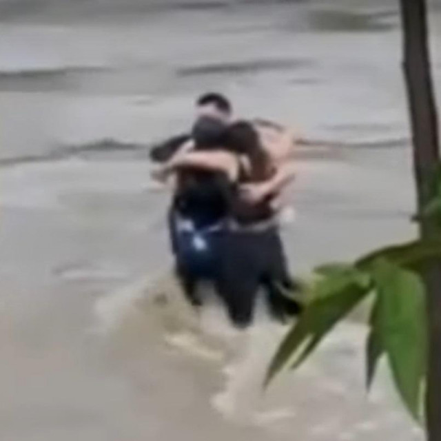 Troje mladih nestalo u poplavama u Italiji, viđeni kako se grle