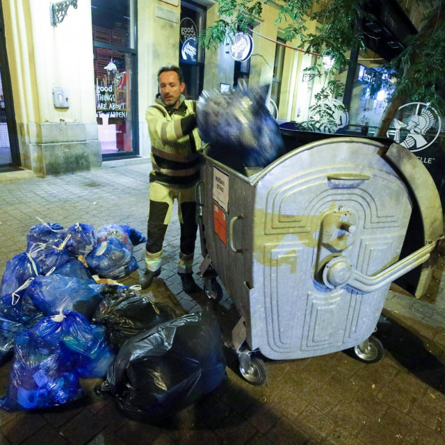 Ilustrativna fotografija, razvrstavanje otpada u centru Zagreba