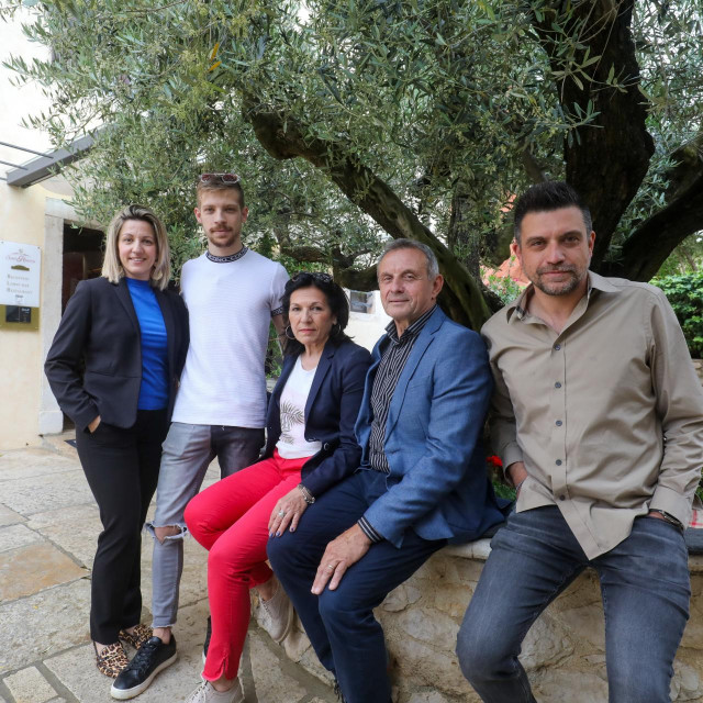 Tulio Fernetich i njegova obitelj prije dvadeset godina otvorili su Mali obiteljski hotel San Rocco u Brtonigli.
Na fotografiji: Luana, Roko, Rita Tulio i Teo Fernetich