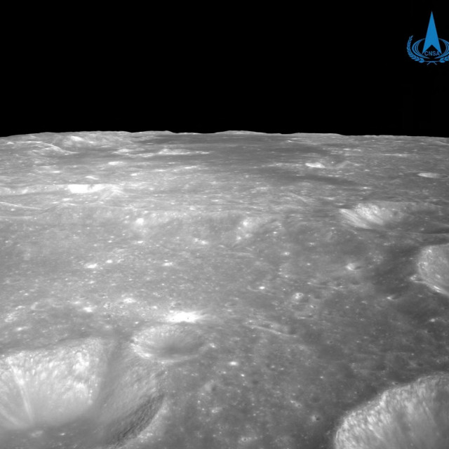 Fotografija kratera na Mjesecu