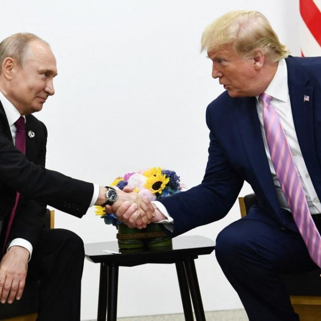 Donald Trump i Vladimir Putin u Osaki 2019.