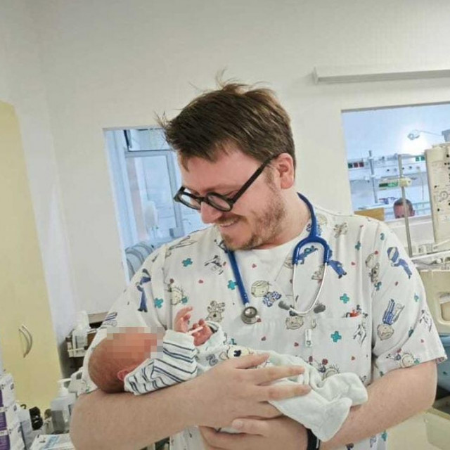 Doktor Ivan Zovko sa spašenom bebom