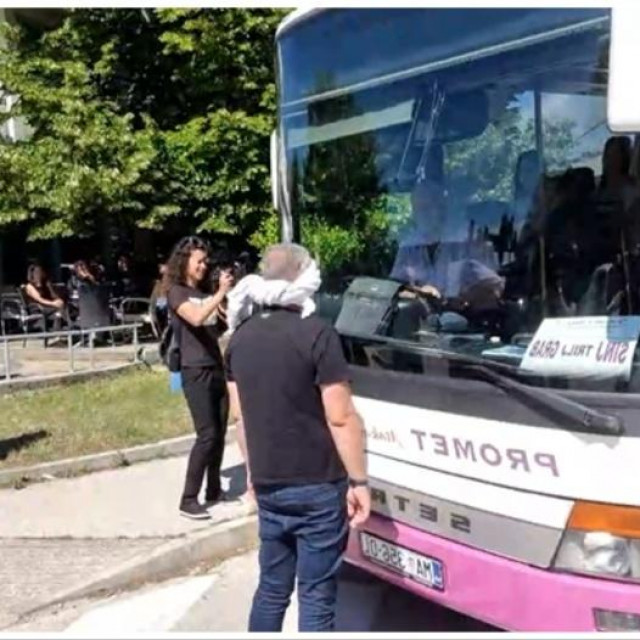Miro Bulj ispred autobusa Promet Makarska, Mate Jujnović