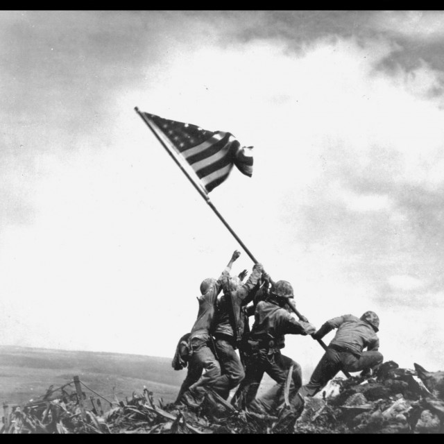 Podizanje američke zastave na otoku Iwo Jimi
