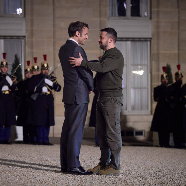 Emmanuel Macron i Volodimir Zelenski tijekom sastanka u Parizu