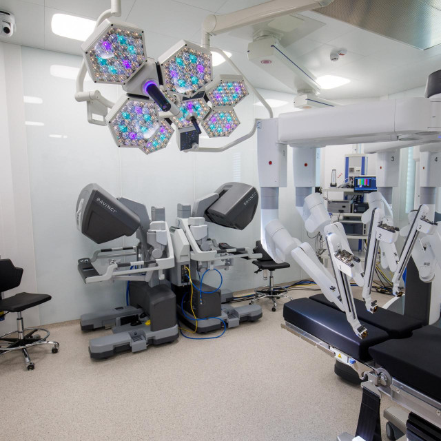 Operacijska sala s kirurškim sustavom Da Vinci za minimalno invazivnu kirurgiju s najnaprednijom tehnologijom robotike