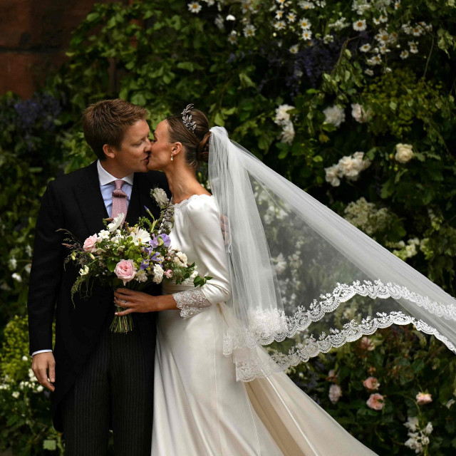 Prvi poljubac vojvode od Westminstera i Olivije Henson nakon vjenčanja u katedrali Chester