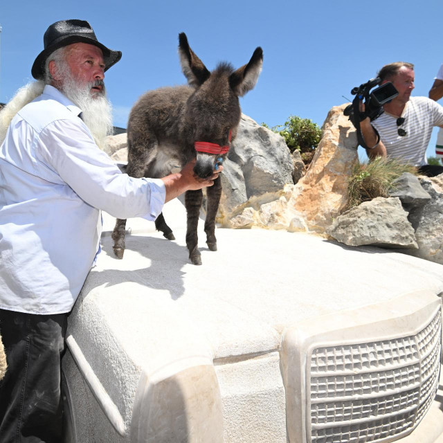 Otkrivanje spomenika s magarcem