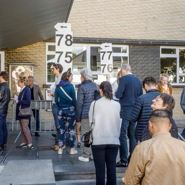 Ljudi u Bruxellesu čekaju u redu kako bi glasovali na regionalnim, nacionalnim i izborima za Europski parlament