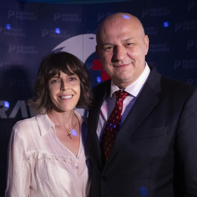 Mislav Kolakušić sa suprugom Lidijom nakon objave rezultata izbora za EU parlament