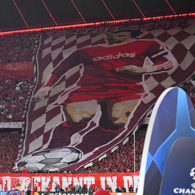 Bayernovi navijači Beckenbaueru su u travnju posvetili golemi transparent