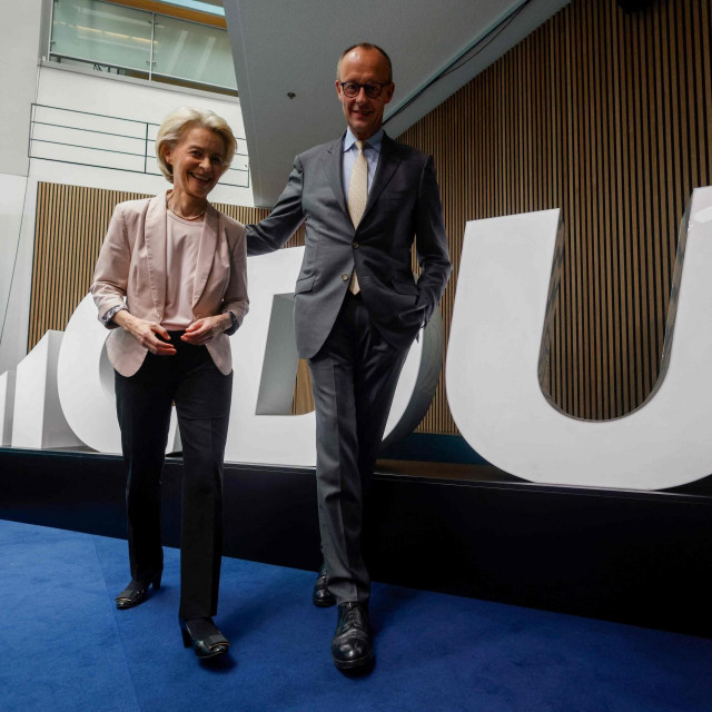 Predsjednica Europske komisije Ursula von der Leyen (L) i Friedrich Merz, čelnik njemačke konzervativne Kršćansko-demokratske unije (CDU) odlaze nakon što su održali konferenciju za novinare u sjedištu CDU-a u Berlinu 10. lipnja 2024., dan nakon izbora za Europski parlament.