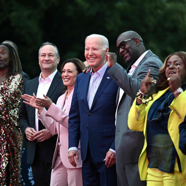 Ukočeni Joe Biden na zabavi u Bijeloj kući