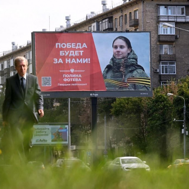 Plakat u slavu ruskih vojnikinja u Moskvi (arhiva)