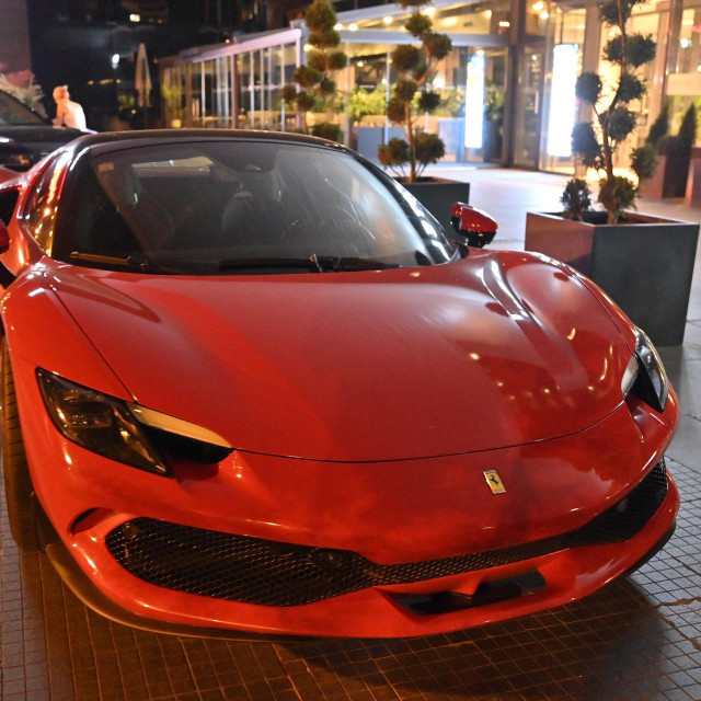 Automobil Ferrari ispred stožera u kojem je stigao Stephen Nikola Bartulica