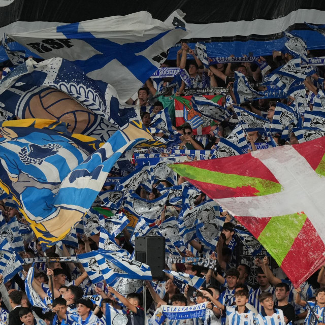 Navijači Real Sociedada sa zastavom Baskije