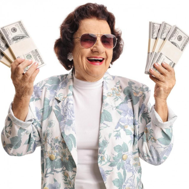 Baka drži novac u rukama, ilustrativna fotografija