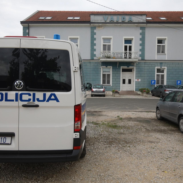 Zgrada tvrtke Mesna industrija Vajda; Na fotografiji: policijsko vozilo ispred zgrade
 