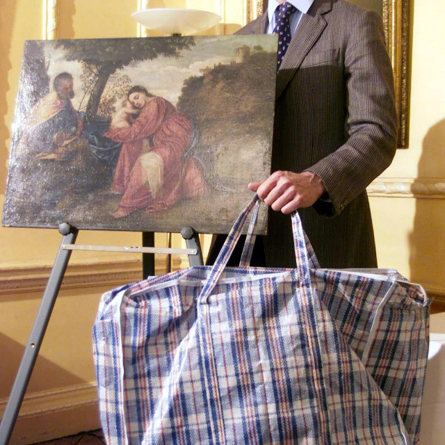 Slika u rukama voditelja Longleat Housea nakon što je pronađena 2002. godine

 