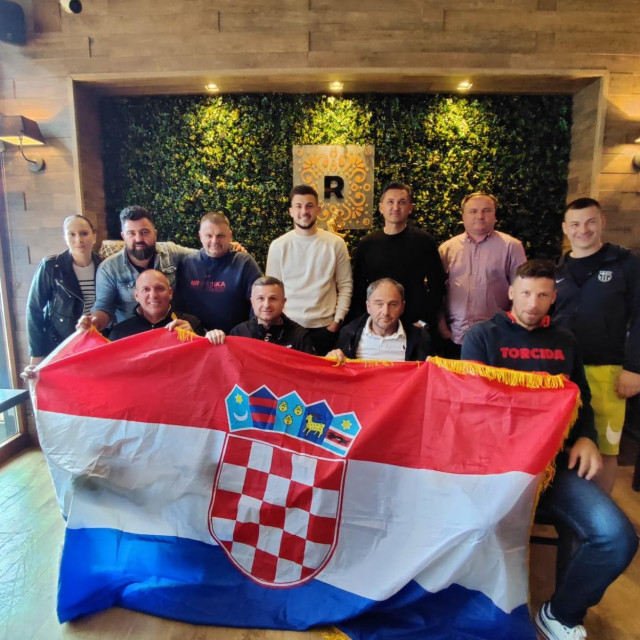 Hrvatski novinari s navijačima okupljenim u grčkom restoranu Remvi u Berlinu