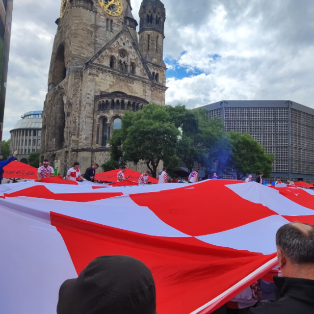 Hrvatski navijači razvili su zastavu u Berlinu