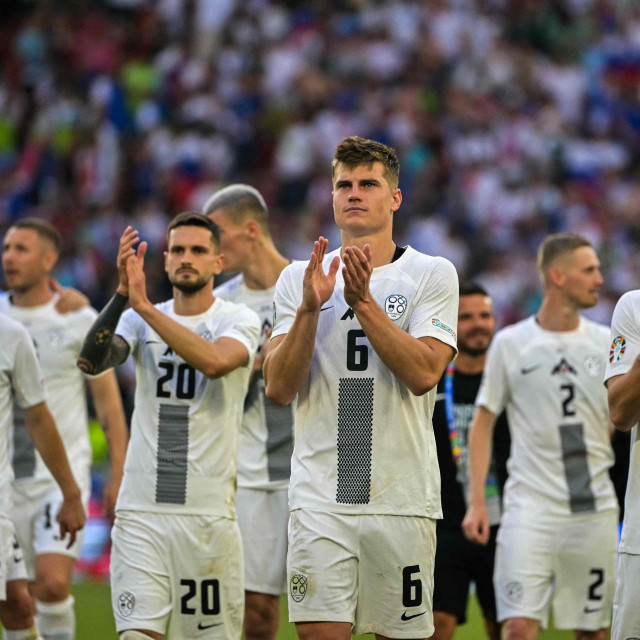 Slovenski nogometaši pozdravljaju navijače nakon remija s Danskom