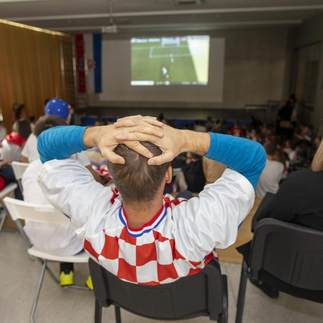 Organizirano gledanje utakmice na Svjetskom prvenstvu u nogometu izmedju Maroka i Hrvatsk u jednoj od splitskih škola