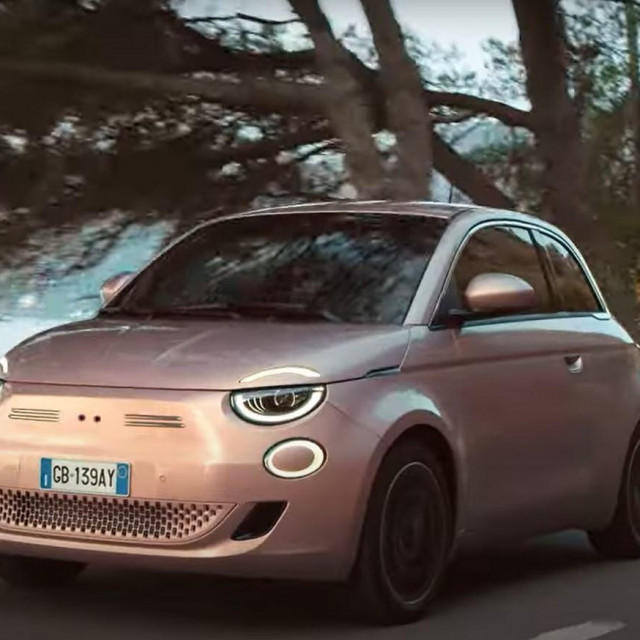 Fiat 500e bez loga na reklami
