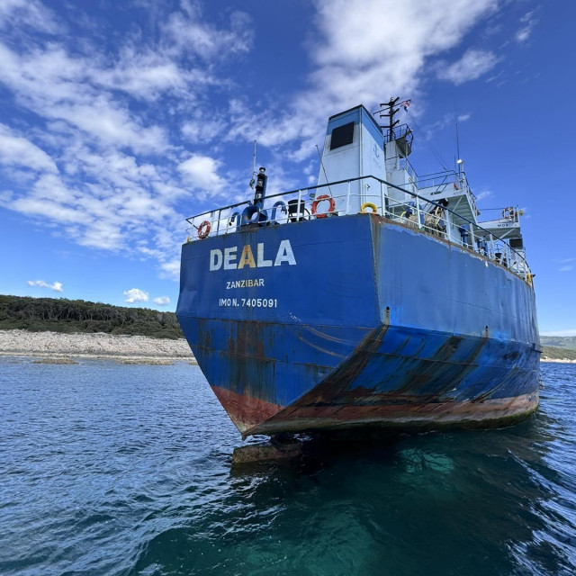 Brod ‘Deala‘ iz Tanzanije nasukao se kod ulaza u luku Rašu