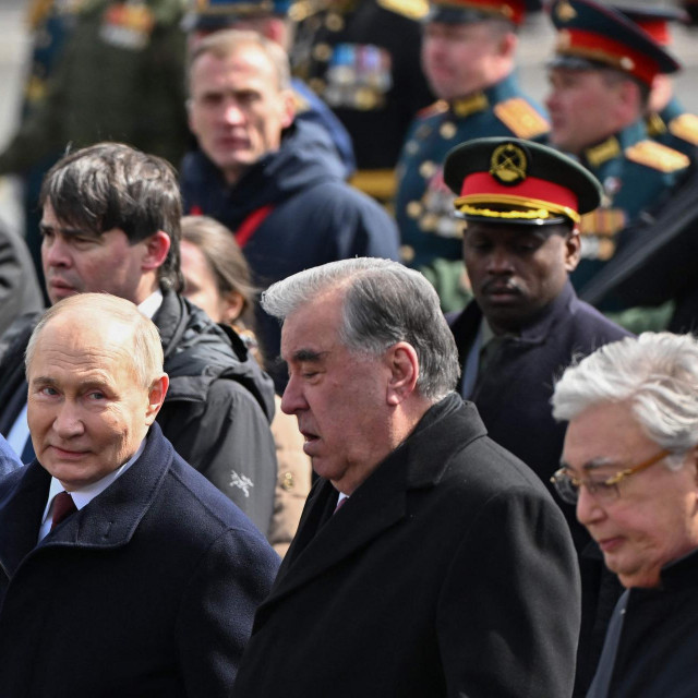 Predsjednik Gvineje Bisau Umaro Sissoco Embalo (skroz lijevo), Vladimir Putin (drugi slijeva), čelnik Tadžikistana Emomali Rahmon (drugi zdesna) i predsjednik Kazahstana Kasim-Jomart Tokajev na vojnoj paradi na Crvenom trgu u Moskvi u svibnju. Surpuga upucanog oporbenjaka tvrdi da je upravo Tokajev naredio njegovo ubojstvo.