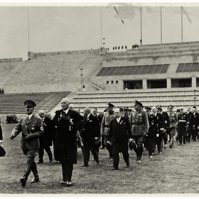 Adolf Hitler i članovi Olimpijskog komiteta