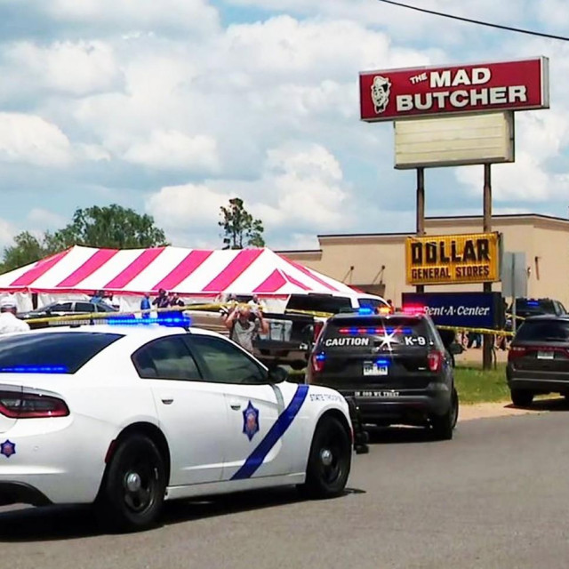 Policija ispred supermarketa u Arkansasu