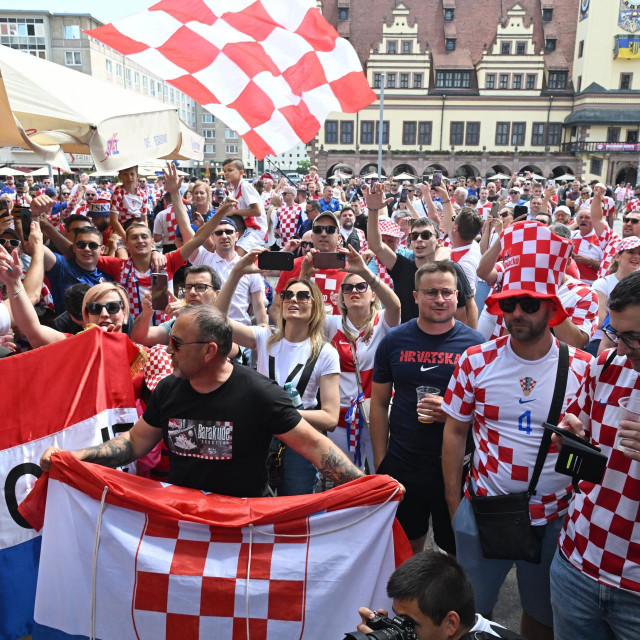 Navijači hrvatske nogometne reprezentacije uoči utakmice s Italijom