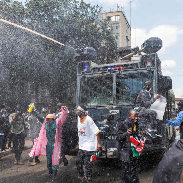 U Keniji su ispred zgrade parlamenta izbili veliki prosvjedi