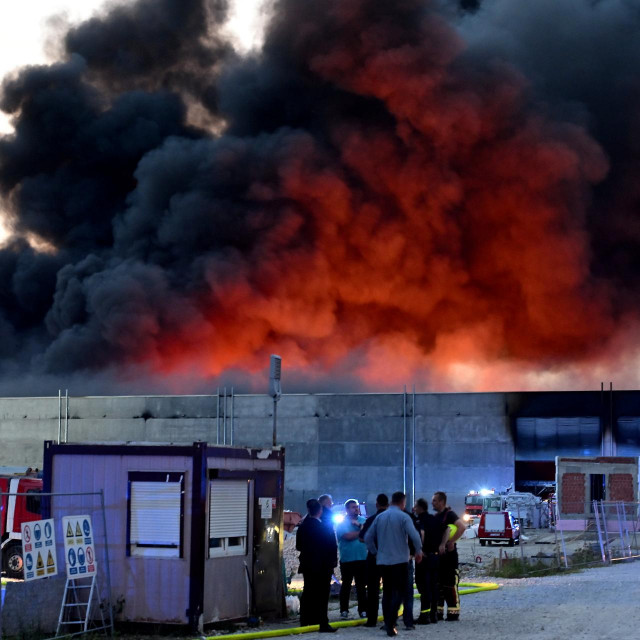 Veliki požar plastike u skladištu tvrtke za zbrinjavanje otpada Eko-Flor u Zaprešiću