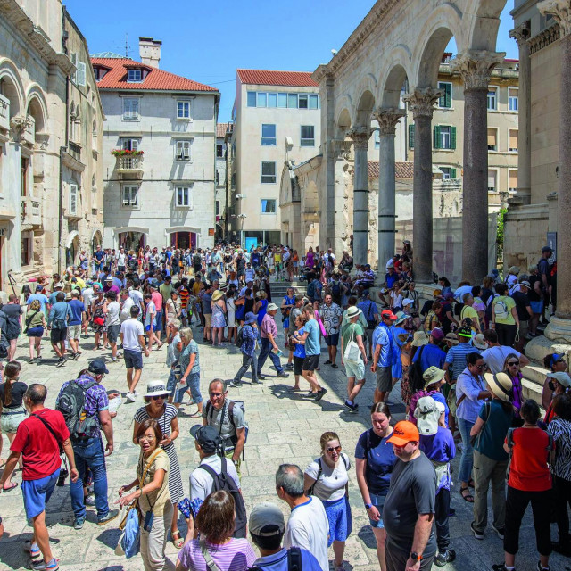 Turisti u obilasku stare gradske jezgre Splita